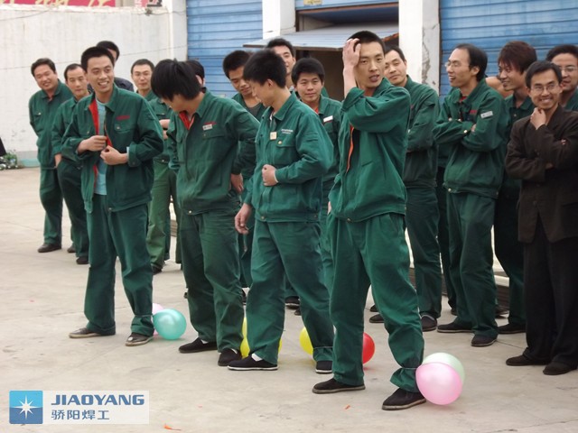骄阳焊工员工参加“踩气球”游戏 图4