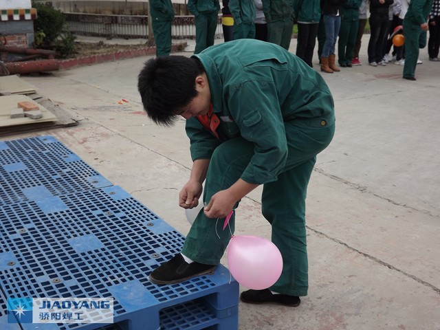 骄阳焊工员工参加“踩气球”游戏 图2